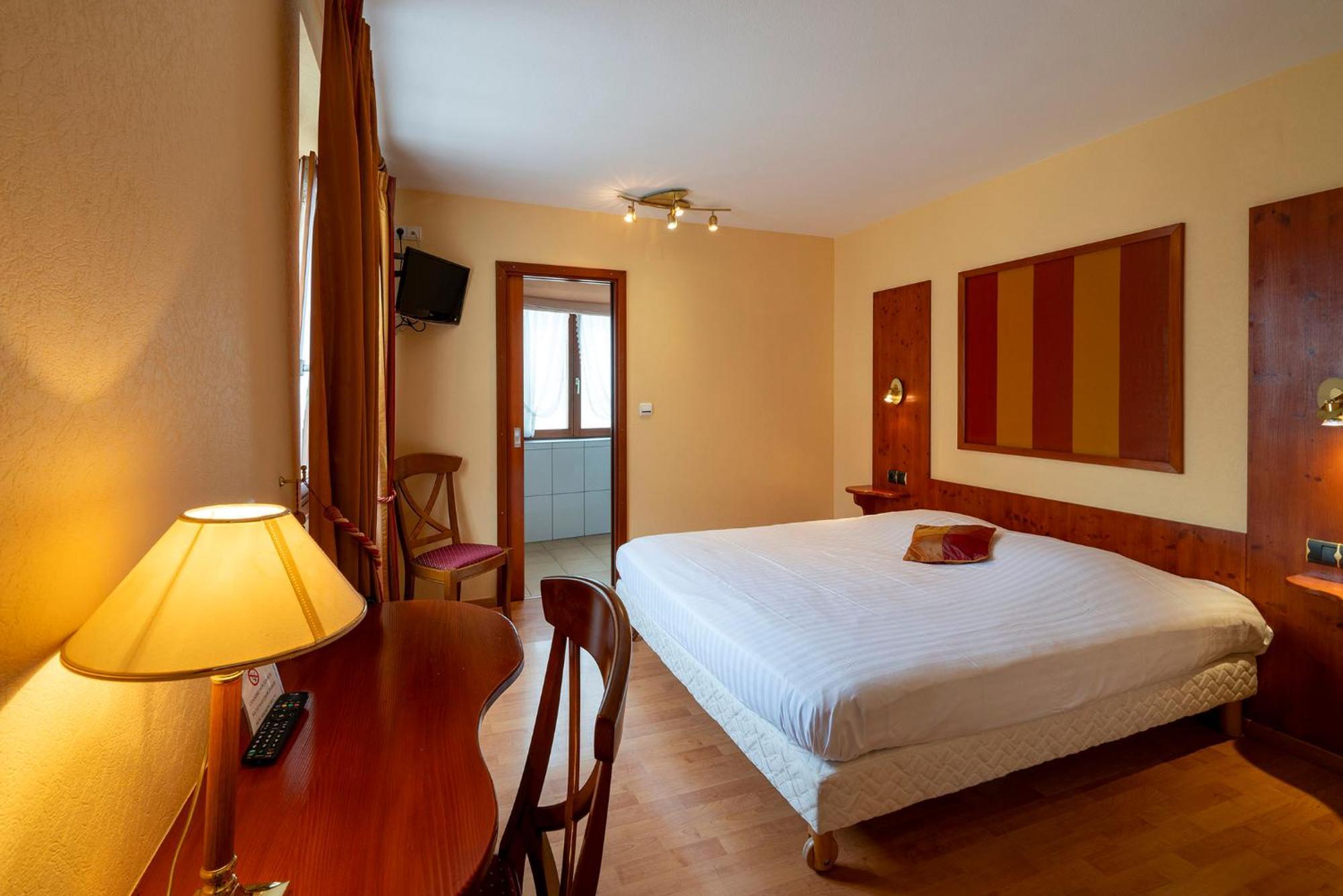 Hotel A La Vignette - Colmar-Nord Сен-Иполит Екстериор снимка
