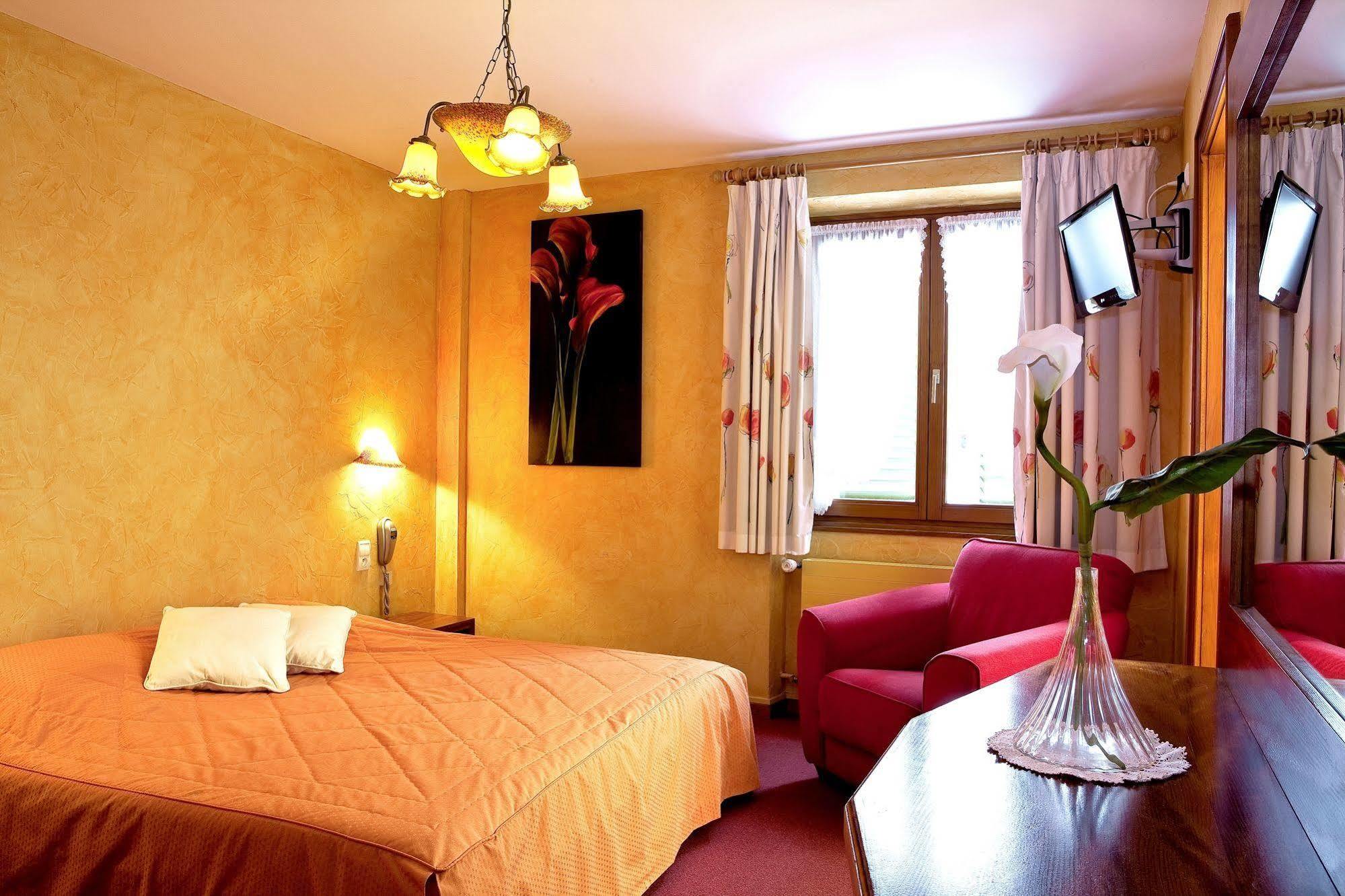 Hotel A La Vignette - Colmar-Nord Сен-Иполит Екстериор снимка